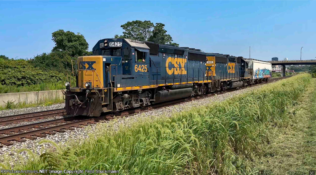 CSX 6425 comes back from LyonDellBasell.